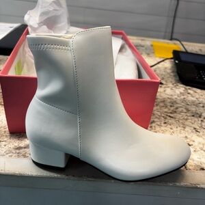 Youth Size 5 White Ankle Booties by Mia